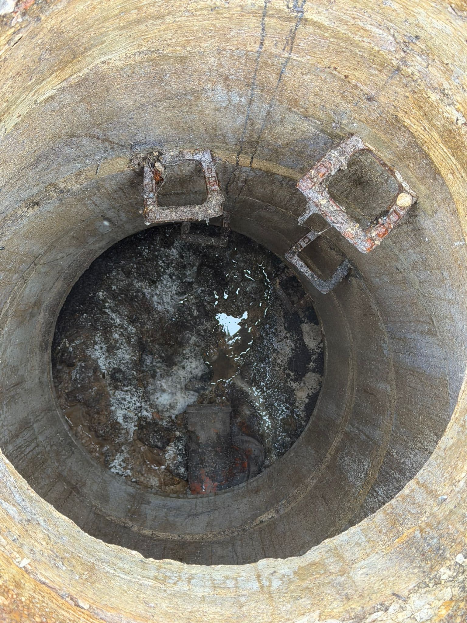 Ein Mann reinigt einen Badezimmerabfluss