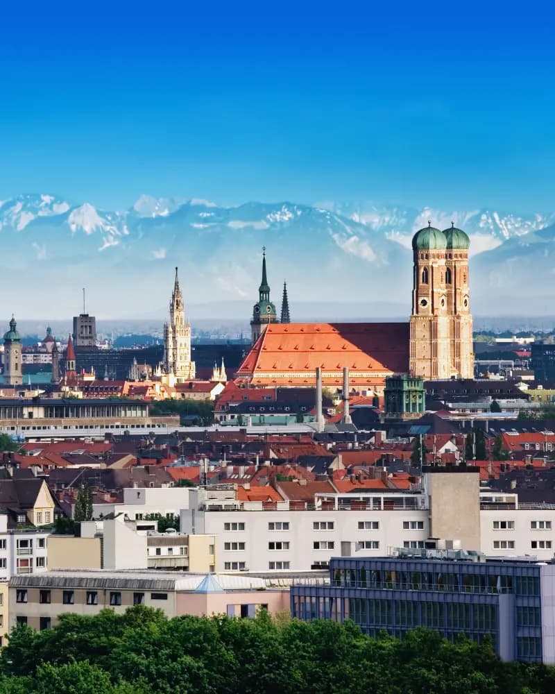 Illustration eines Klempner-Notfallshelden vor der Kulisse Münchens