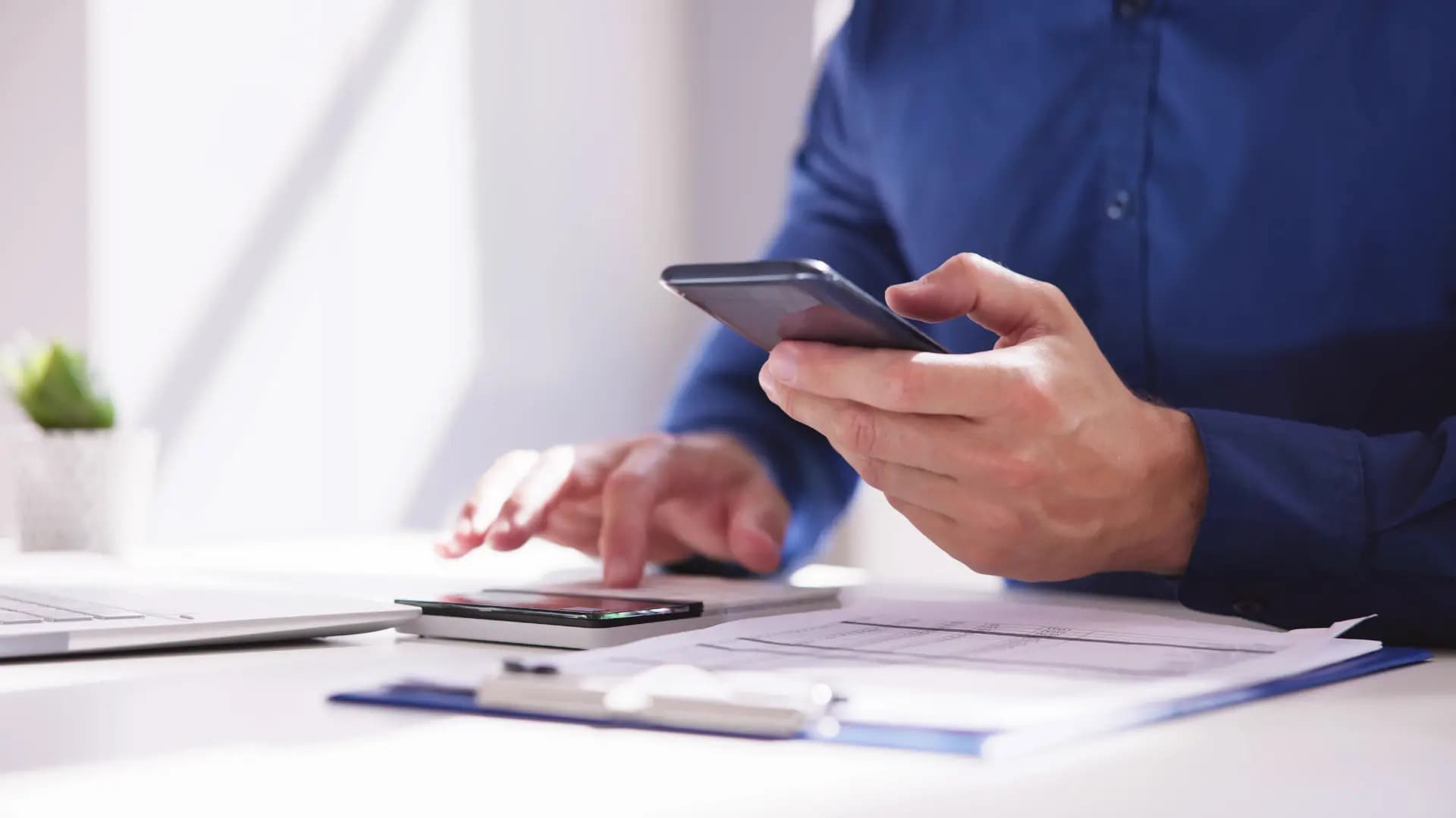 Person, die den Zeitplan auf einem Tablet organisiert