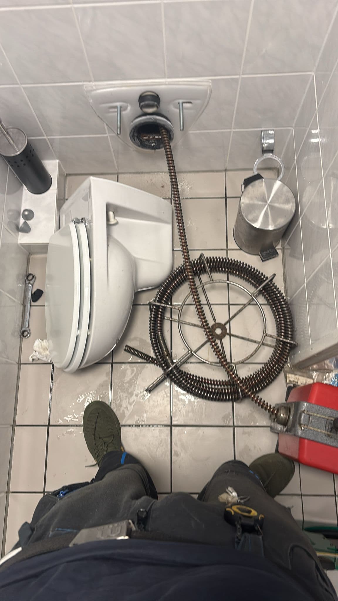 Jemand ruft Klempner wegen langsam abfließendem Wasser