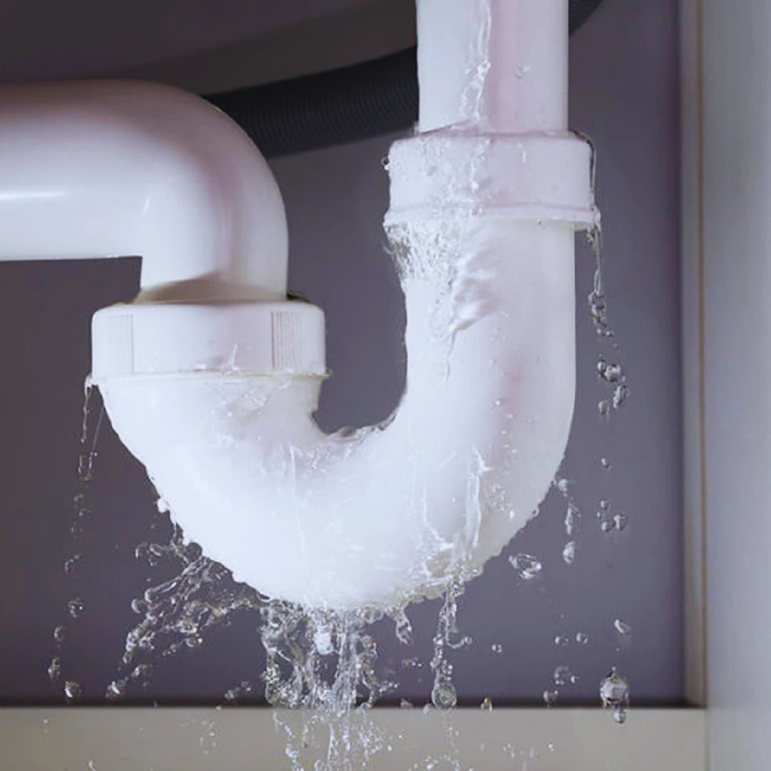 Wasser tritt aus dem Rohr aus