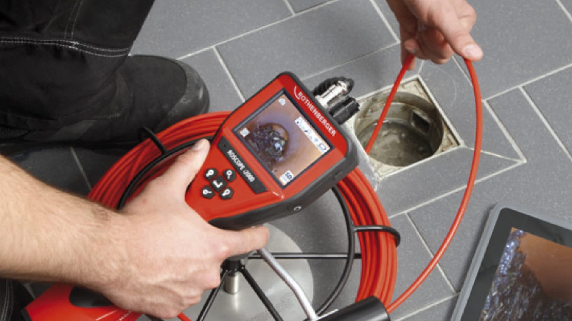 Abfluss mit Gerät prüfen