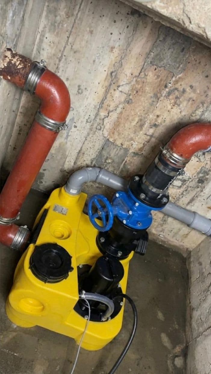 undichtes Rohr unter dem Waschbecken