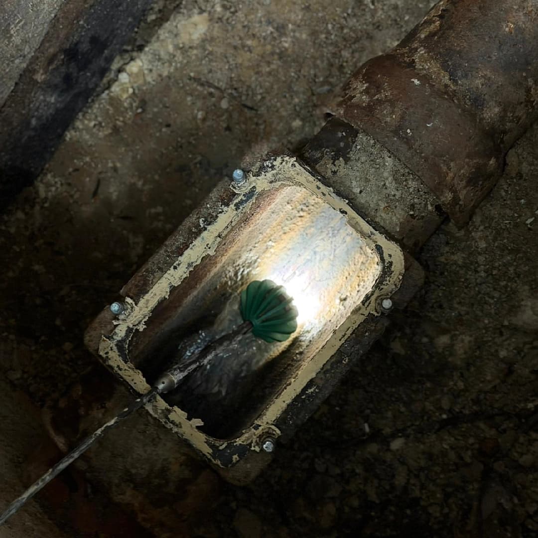 Techniker analysiert Rohre