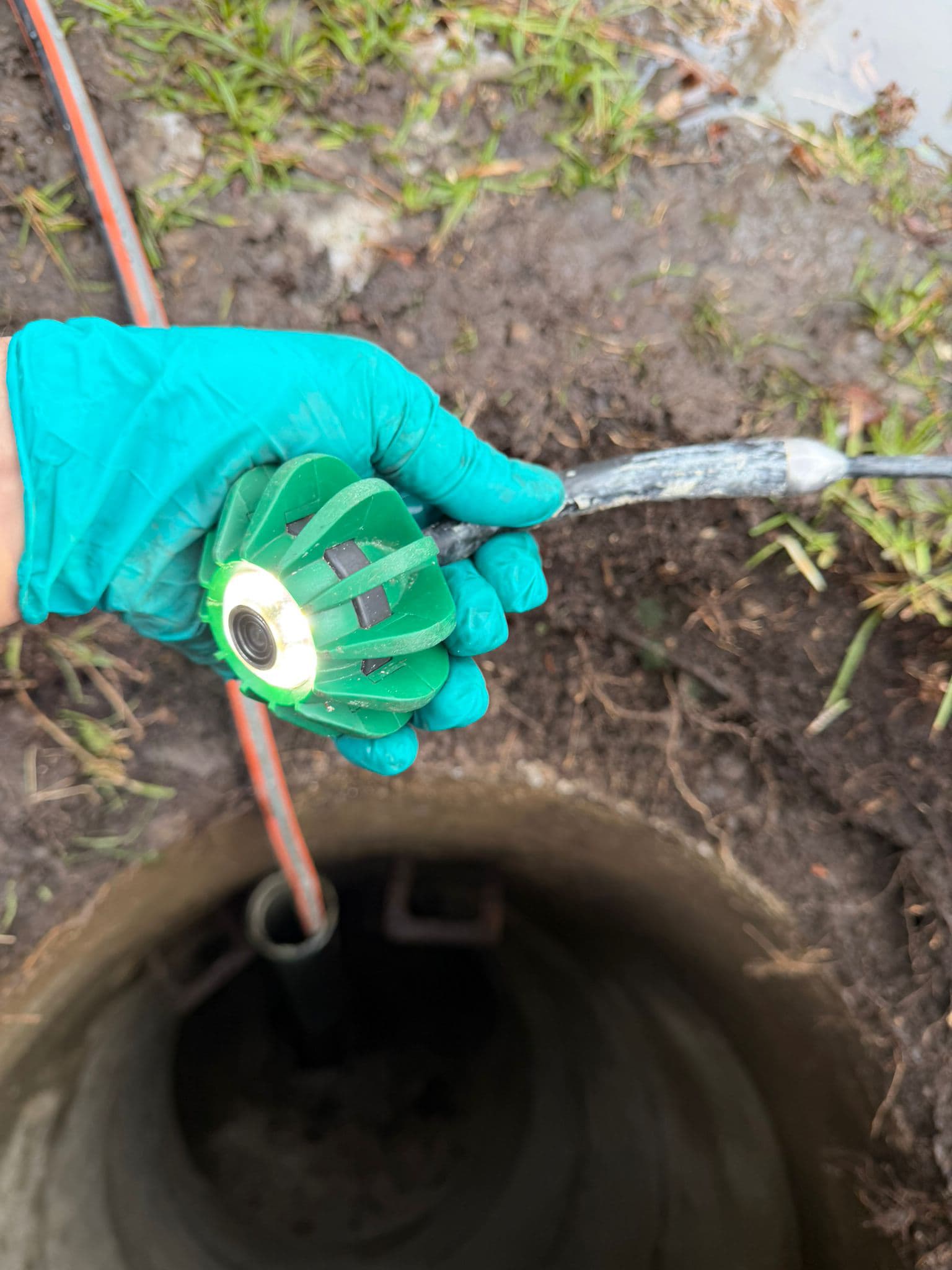 Techniker trifft mit Werkzeug ein