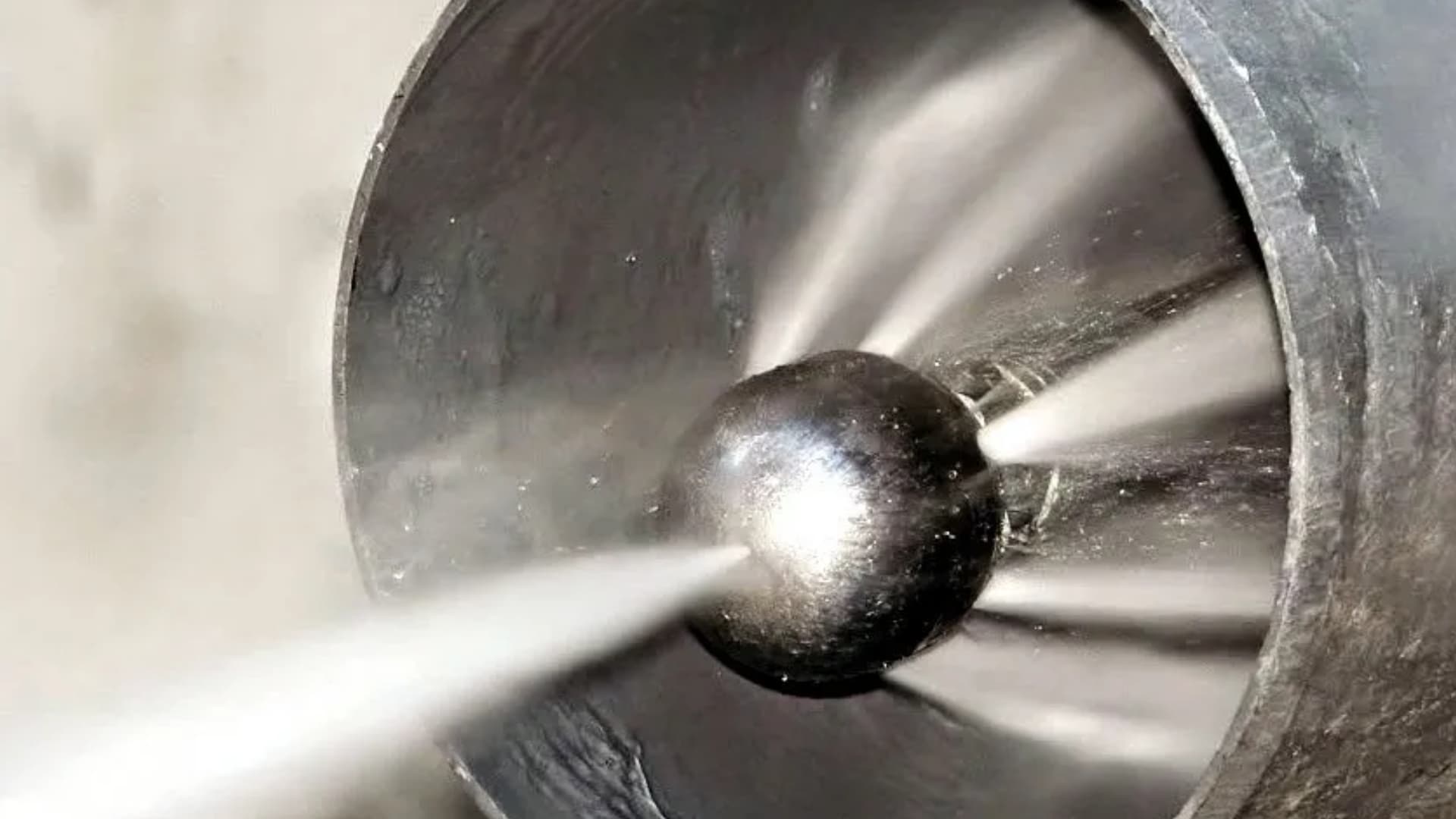 Hochdruckwasserreinigung im Inneren eines Rohres